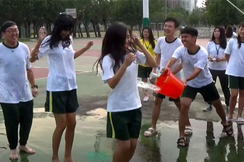 体操着がびしょ濡れ!!楽しそうに水遊びをする台湾の学生達を撮影した動画の画像