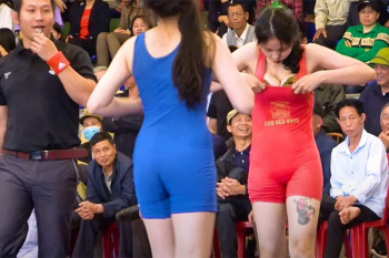 ベトナムのレスリング大会で爆乳女性レスラーがポロリしかけるハプニング!の画像