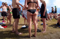 【4K映像】トップレスの子もチラホラ･･･デンマークで開催された夏フェス「Roskilde Festival2023」で日光浴を楽しむ水着ギャル達の画像