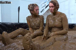 【4K映像】高画質で見る女の子２人の泥んこレスリングの様子の画像