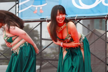 【しながわ運河まつり2023】パフォーマンス中にハプニング!しかしダンスはしっかり続けるベリーダンサーさんが凄い!の画像