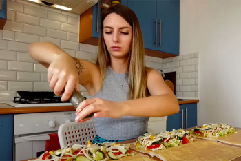 乳首が透けたり浮いたりしてる恰好で料理をする動画を投稿し続けるウクライナの美人Youtuber 【Luba from Ukraine】の画像