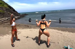 真夏の海でＴバック水着姿でダンベル持って筋トレする女性筋肉系Youtuber【さくら筋肉チャンネル】の画像