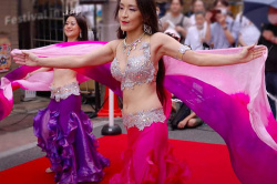 【第26回へそ祭り2023】ベリーダンスを披露するセクシーなダンサー達を4K高画質で撮影した動画の画像