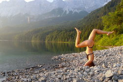 静かな湖畔の森の影でヨガる水着女子Youtuberの4K高画質動画【Svetlana Kohlrabi】の画像