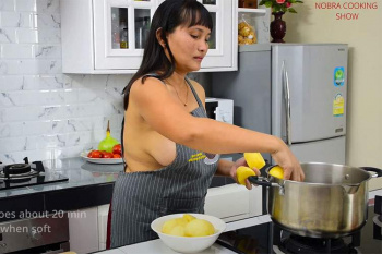 チャンネル名が既にド直球…ノーブラで垂れ巨乳晒しながら料理する女性ユーチューバー!【Nobra Kitchen】の画像