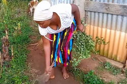 水洗トイレ(手動)…アフリカの村で暮らす女性が(ノーブラで)家の様子を紹介する動画【Lily Munyasi】の画像