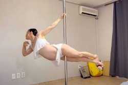 【妊婦ポールダンサー】大きなお腹でもこのパフォーマンス！な韓国のYoutuber【레나폴리_LENAPOLY】の画像
