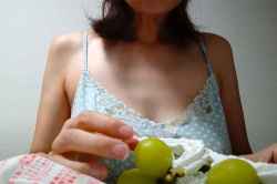 ノーブラでシャインマスカットを食べる熟女新人Youtuber【ノーブラASMR MAO】の画像