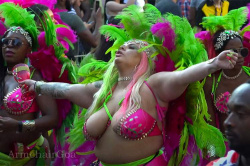 ロンドンの伝統的なイベント「ノッティングヒルカーニバル(NOTTING HILL CARNIVAL)」で露出が激しいダンサーを撮影した動画の画像