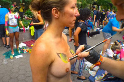 【58分】World Bodypainting Festival2016の長編動画、乳首丸出しの女性が裸体にペイントされる一部始終の画像