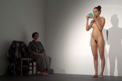全裸の女性が手鏡を使って全身をくまなく観察…それを眺める老人女性【Joan Jonas】の画像