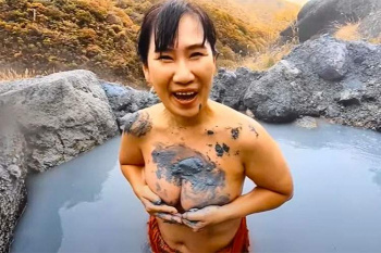 「恒例のセクシーショット行くで~」と言いつつおっぱい見せてくれる熟女温泉Youtuber【おもろい温泉】の画像