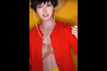【乳首ポロリ】ルフィのコスプレ配信してた貧乳レイヤーさんのハプニング動画の画像