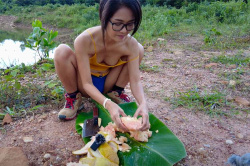 ノーブラキャミ姿でココナッツ？か何かの果物をカットする女の子【Bushcraft Mo】の画像