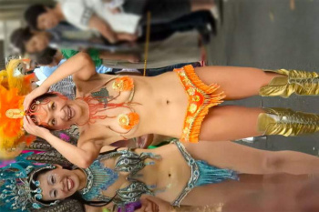 乳首以外ほぼおっぱい丸出し!な過激衣装で踊るサンバダンサーの映像の画像