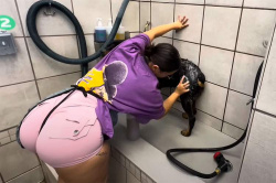 ケツデカ女子がワンコを洗う様子【kay】の画像