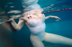 乳首スッケスケの白水着姿の女の子を水中カメラで撮影してみた結果ｗｗｗｗの画像