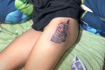 マン毛見えてる!ボーイッシュな女の子の太ももにタトゥーを彫る動画【Gab Tattoo】の画像