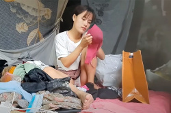地味で薄幸そうな風貌の女の子がパンツ晒しつつ洗濯物を畳む動画【Leappeng Studio】の画像