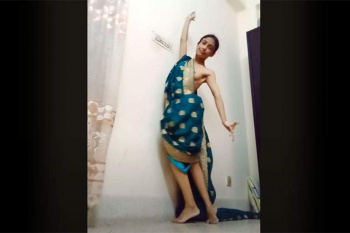 裸体に布巻きつけて「見えそで見えない」なアピールをする女の子【Airin Chowdhury】の画像