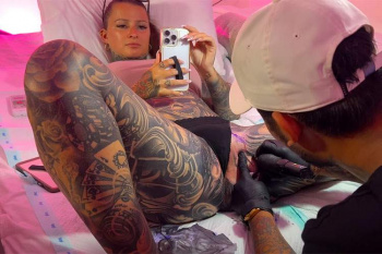 iphoneを眺めつつマンコ周辺にタトゥー彫られる熟女【PlatinumTattooStudioBali】の画像