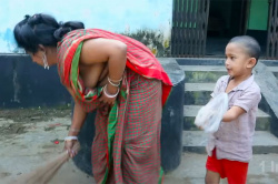 情緒不安定なインドのぽっちゃり熟女がおっぱいチラ見せしつつお掃除【1 India Blogs】の画像