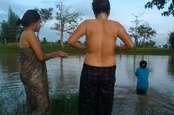 濁った池で普通におっぱい丸出しで身体を洗うラオスの田舎の女性達の画像