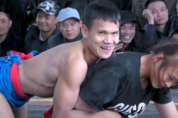 ベトナムの男女混合レスリング動画、若い女の子に抱き着き舌なめずりする男の画像