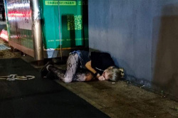 泥酔美女にイチャつくカップルetc…中国深圳市の深夜の街中を撮影した4K動画の画像