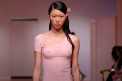 普通に乳首が浮いたり透けたりしてるスタンダードなファッションショーの様子【Sandy Liang】の画像