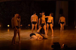 【48分長編】黒いパンツ１枚でおっぱい丸出しになったり、さらには全裸になったりする舞台の様子の画像