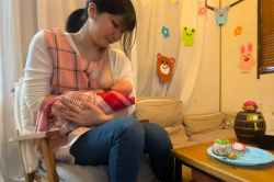 赤ちゃんに授乳をする(と言う設定)のカオスなYoutubeチャンネル【Sakura?授乳ママ】の画像