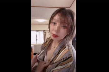 【放送事故】配信中、子供に洋服脱がされて胸元が露わになってしまうママさんの画像