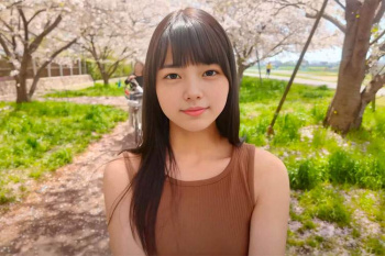 桜の花咲く河原沿いをノーブラでお散歩する新人エロ系Youtuber【にどね】の画像