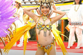 【スマイルパークフェスタGWスペシャル2024】浦和駅東口でサンバパフォーマンスを行うブロコ大宮のセクシーなダンサー達!の画像