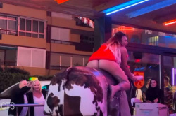 牛のロデオマシーンに乗ってパンチラする素人女性を集めた専門Youtubeチャンネル【Mechanical Bull Riding】の画像