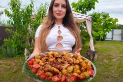 ノーブラ乳首モロ浮きで「豚バラ肉のガーリックポテト」を作る料理系Youtuberの画像