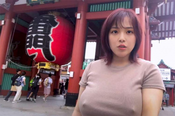 Gカップムチムチ爆乳Youtuberが乳首ビンビンノーブラ姿で浅草界隈をお散歩!の画像