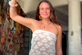 【ポロリもあるよ】全裸にレースのカーテンだけを巻いた熟女がパフォーマンスしてる動画の画像