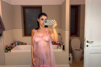 そのうちBANされそう…ピンク乳首のおっぱいほぼモロ出し!な海外のエロ系Youtuber【Kelly Moore】の画像
