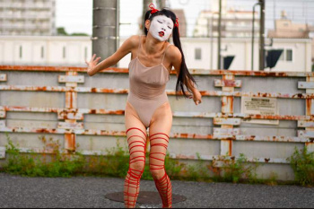 真昼間の京王線沿いの路上で、ノーブラハイレグ衣装で踊る日本人女性舞踏家【Kana Kitty Butoh】の画像