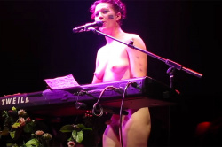 【Amanda Palmer】ライブ中唐突に全裸になって歌いだす女性アーティストの画像