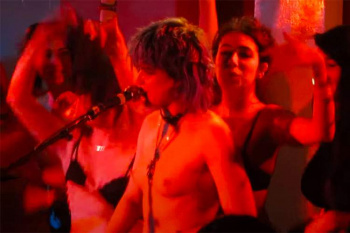 ボーカル&唐突にステージに上がってきた男女がみんな脱ぎだすライブ【SOKO(ソーコ)】の画像