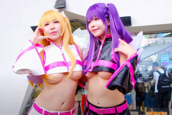下乳露出し過ぎて完全に乳首の位置までオッパイ見えてる台湾の爆乳コスプレイヤー!の画像