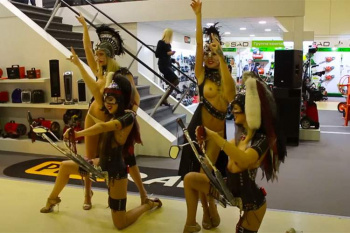 【マジキチ動画】ショッピングモールでおっぱい丸出しパフォーマンスをする女性達の画像
