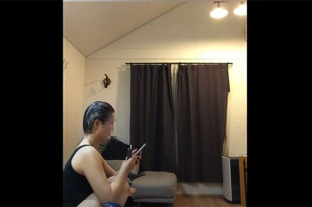 【悲報】まさか子供が本当にYoutubeに動画投稿してるとは思わなかったお母さん、普通にパンツ姿で映り込んでしまう・・・・。の画像