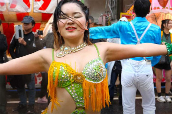 【飯能まつり2024】どしゃ振りの雨の中、ずぶ濡れで踊る自由の森学園サンバ音楽隊のダンサー達!の画像