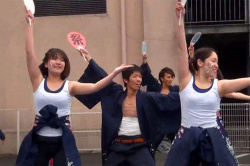 【ＹＯＳＡＫＯＩかぬま '13】白タンクトップ姿でワキ全開で踊る若い女の子達の画像