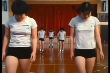 1980年代…つまりは昭和に体育の授業を受けている女生徒達を撮影した動画の画像